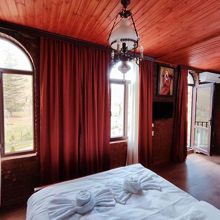 Chateau Chikovani Hotel Gordi Buitenkant foto