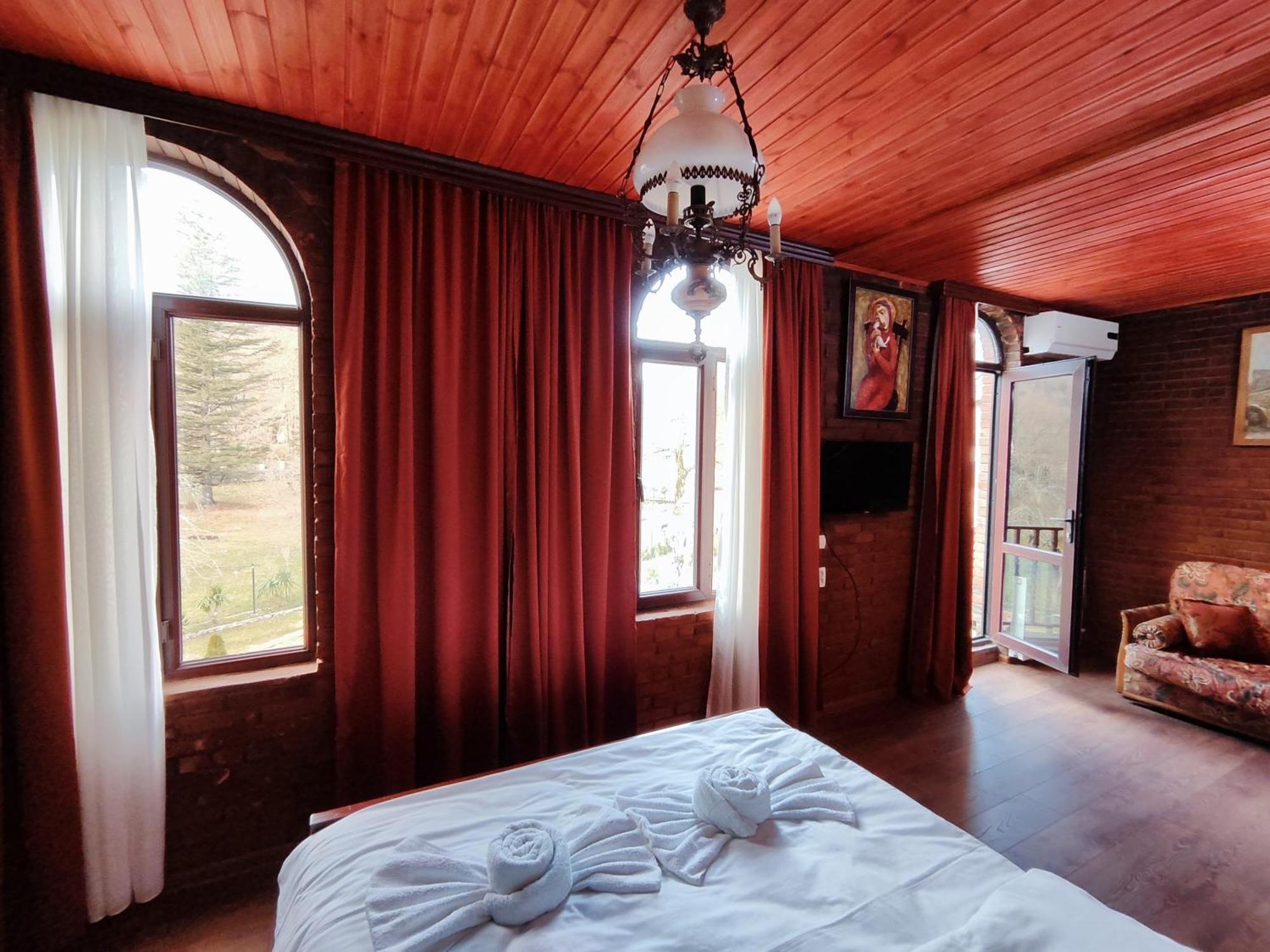 Chateau Chikovani Hotel Gordi Buitenkant foto